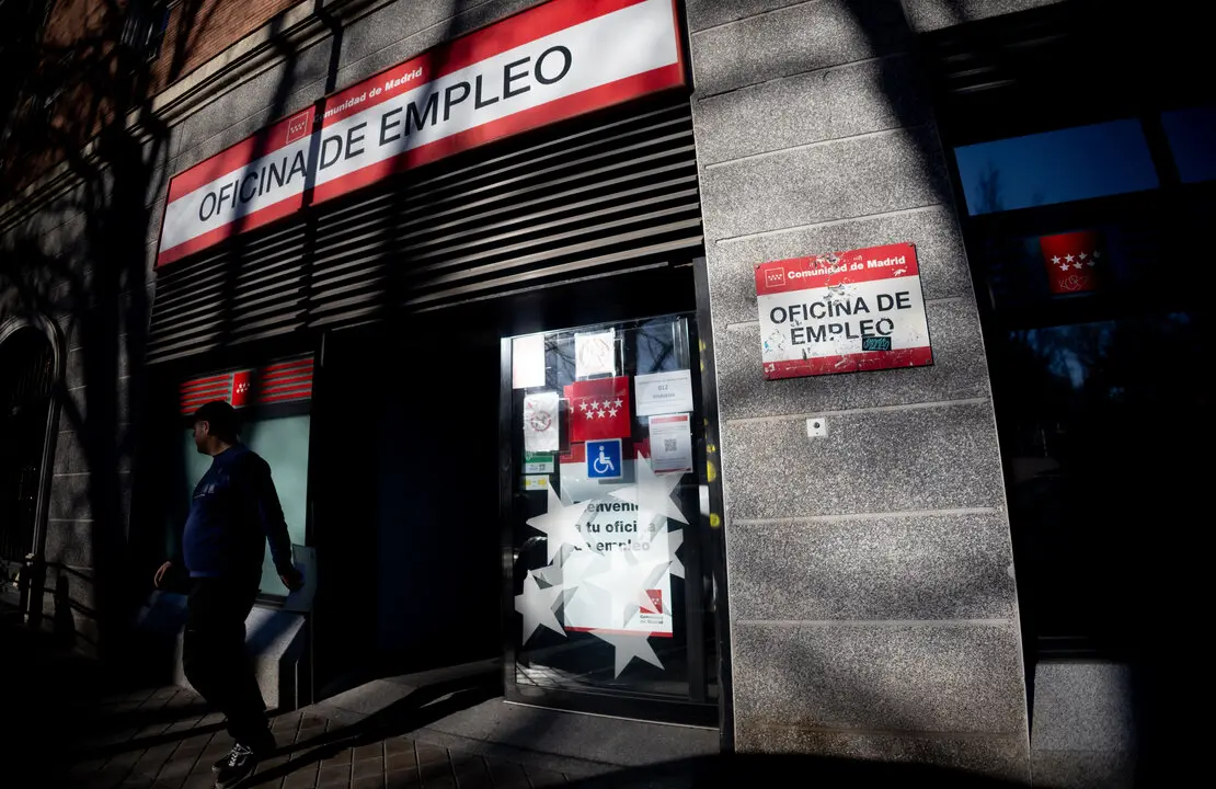Un hombre en la entrada de una oficina del SEPE. / EP