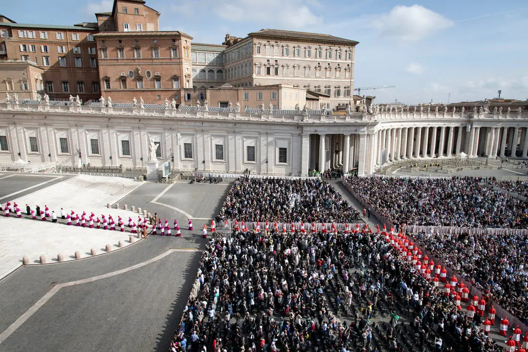 Miles de personas observan la llegada del f&eacute;retro del Papa Francisco. / Stefano Spaziani