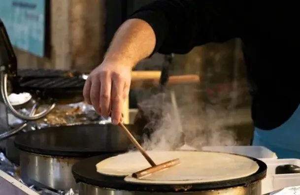Una persona hace un crepe. / A.S.P