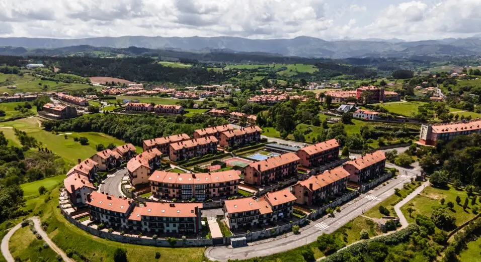 Vista a&eacute;rea de una urbanizaci&oacute;n residencial en la localidad c&aacute;ntabra de Comillas, ejemplo del desarrollo urban&iacute;stico en entornos rurales y tur&iacute;sticos de la regi&oacute;n.