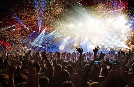 Varias personas disfrutan de un concierto. / A.S.