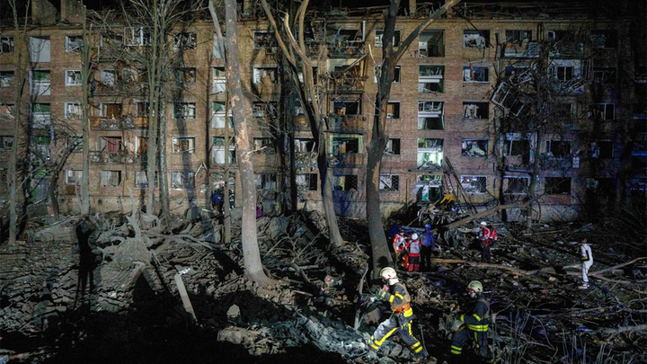 Los equipos de rescate limpian los escombros de una casa destruida. / X