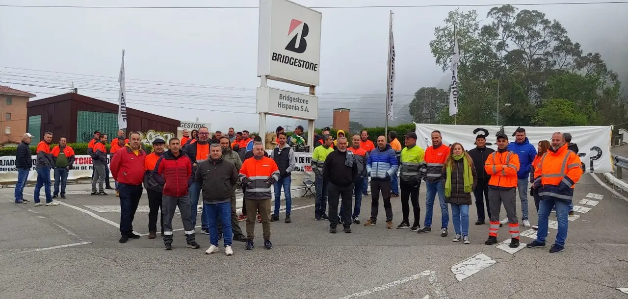 Trabajadores fuera de la planta de Bridgestone. / UGT