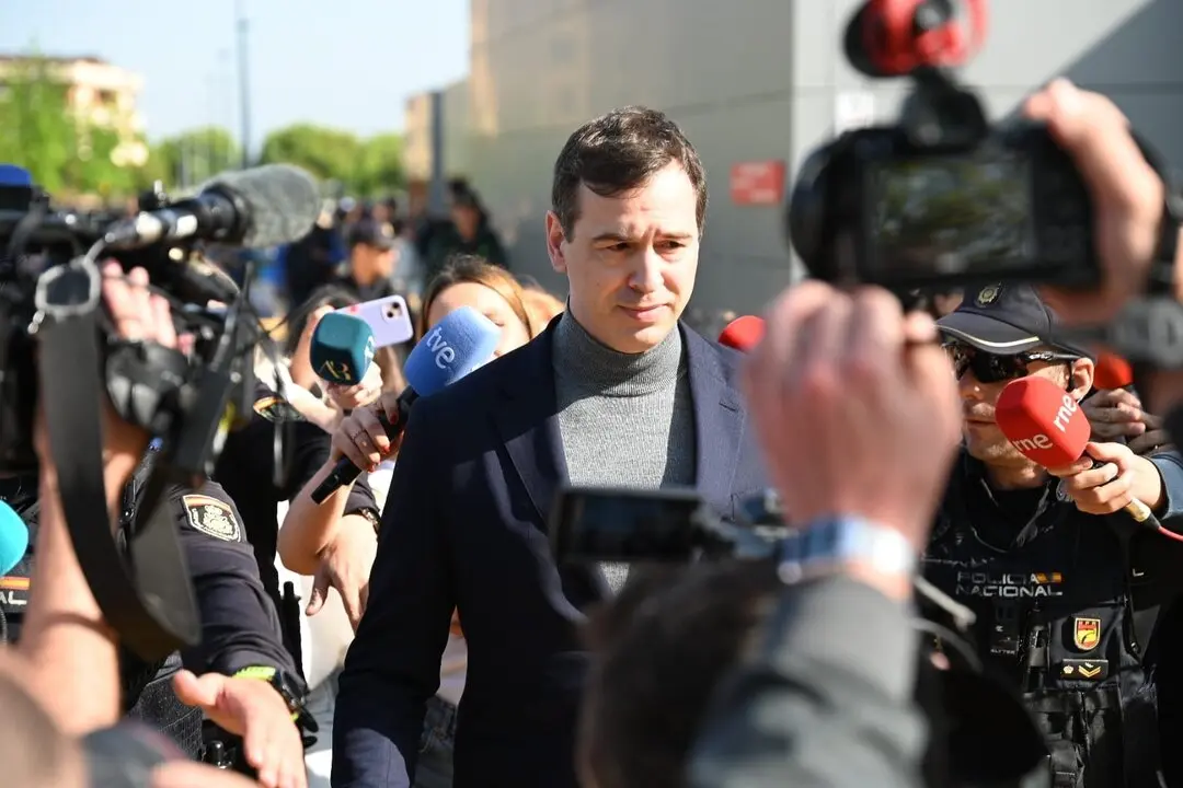 El hermano de Pedro S&aacute;nchez a su salida de los Juzgados de Badajoz tras declarar ante la jueza. / Andr&eacute;s Rodr&iacute;guez
