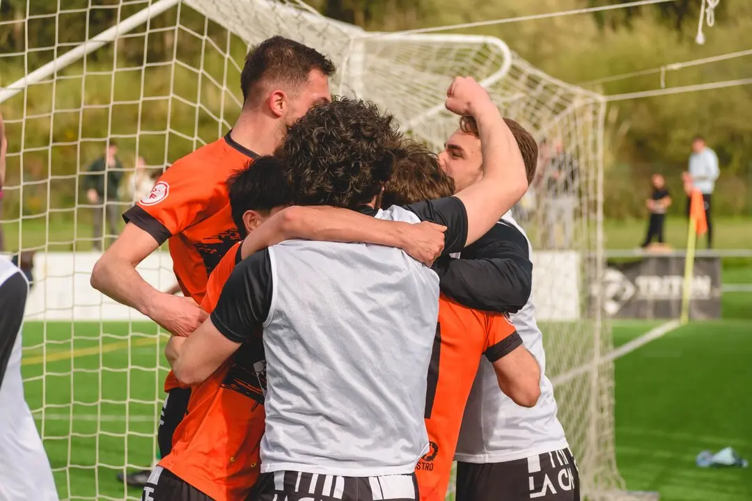 Los jugadores del S&aacute;mano se abrazan tras un gol en un partido. / UD S&aacute;mano