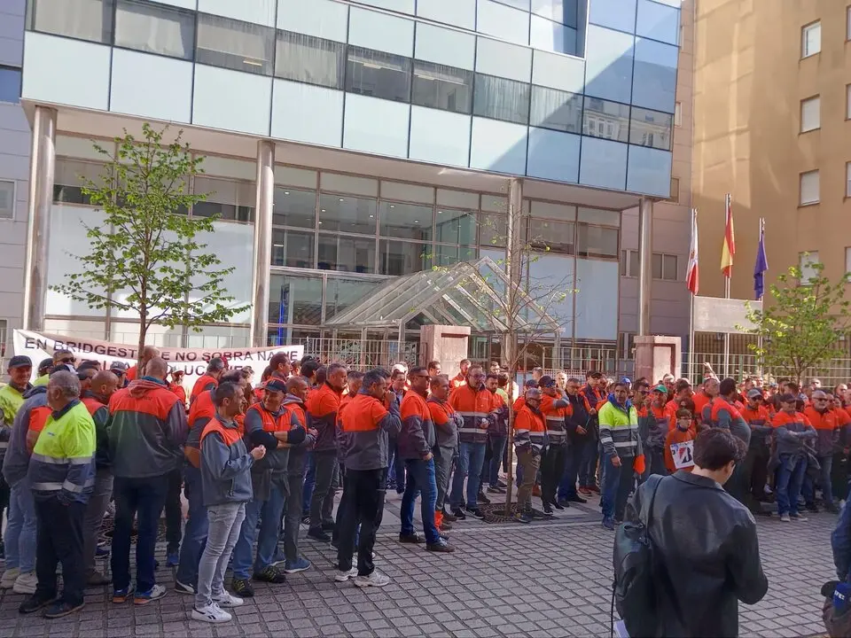 Decenas de trabajadores se concentran a las puertas de la sede del Gobierno de Cantabria. / R.L.