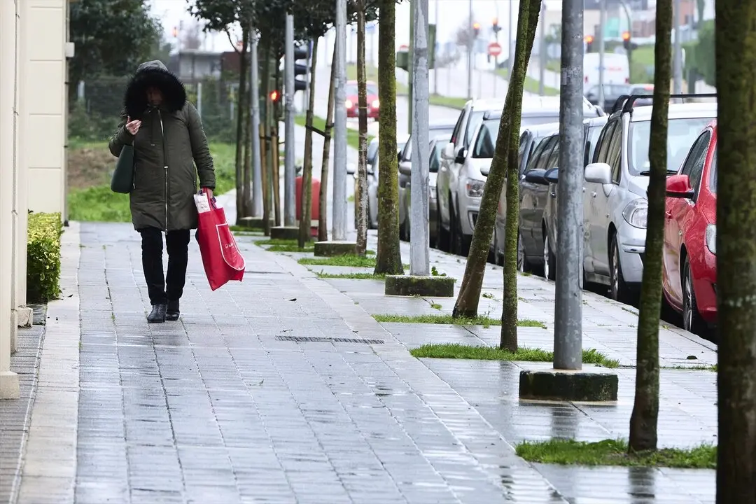 Una persona caminando por una calle de Santander. / C.Ortiz