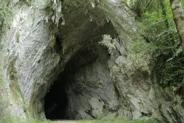 Entrada de la cueva de Cullalvera. / A.S.