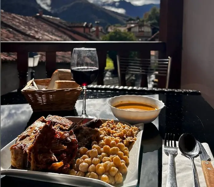 Uno de los platos con las vistas espectaculares a los Valles. / C.C.