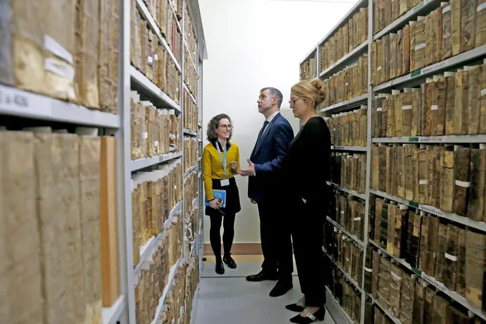 El consejero de Cultura, Turismo y Deporte, Luis Mart&iacute;nez Abad, visita la Biblioteca Central de Cantabria. / ep