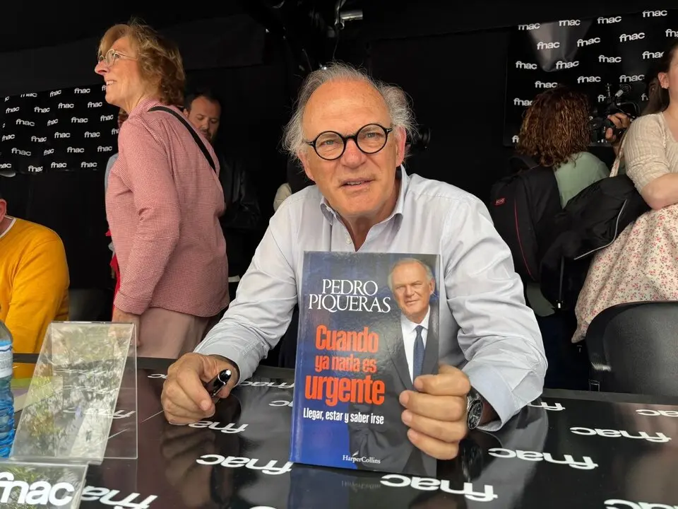 El periodista y escritor Pedro Piqueras firma libros en Barcelona por la Diada de Sant Jordi. / EP