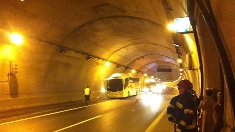 Efectivos de emergencias intervienen en el t&uacute;nel de Lantueno (A-67) tras el incendio de un veh&iacute;culo que oblig&oacute; a cortar la circulaci&oacute;n en sentido Palencia. / X