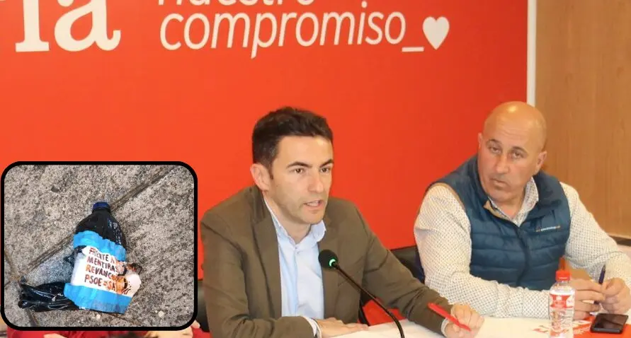 El secretario general del PSOE de Cantabria, Pedro Casares, durante un acto en donde dicen que hubo lanzamiento de explosivos caseros. En el recuadro, una de las presuntas botellas con mensajes contra el partido, difundida por la organizaci&oacute;n. / PSOE