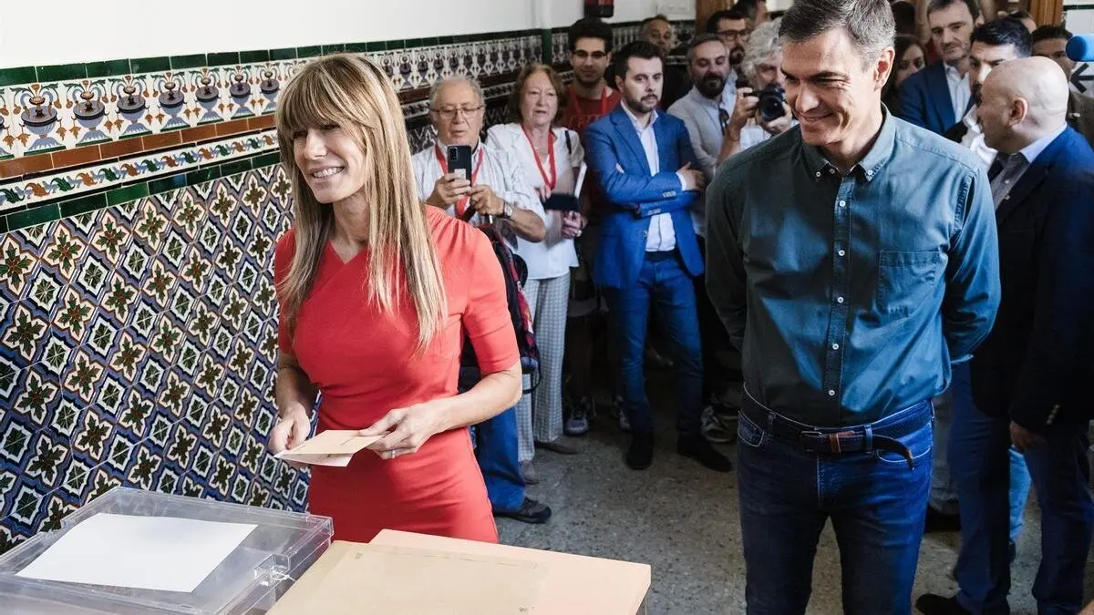 Pedro S&aacute;nchez y Bego&ntilde;a G&oacute;mez votan sonrientes bajo la mirada de los medios, mientras la Guardia Civil investiga nuevas irregularidades en el voto por correo en municipios controlados por el PSOE.