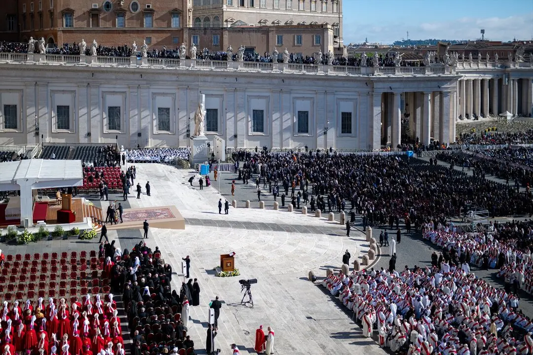 Miles de personas acuden al funeral del Papa, en la plaza de San Pedro. / Lorena Sop&ecirc;na