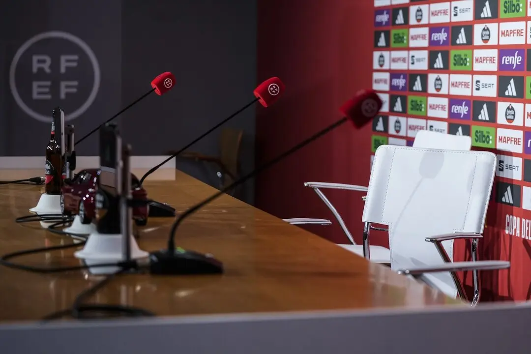 Sillas de la rueda de prensa vac&iacute;as por el "plante" del Real Madrid. / EP