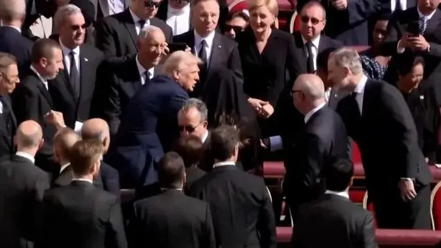 Trump y el rey Felipe VI se saludan durante el funeral del Papa Francisco. / X
