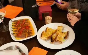 Varias personas disfrutando de una comida. / A.S.