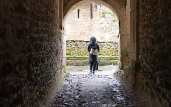 Una mujer visitando Cantabria en un d&iacute;a nublado. / A.S.