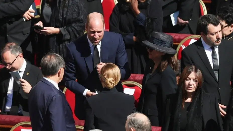 El pr&iacute;ncipe Guillermo de Inglaterra durante el funeral del Papa Francisco. / Marco Iacobucci