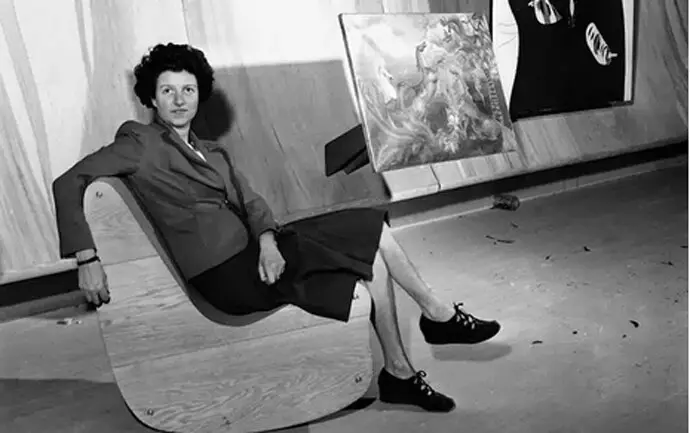 Peggy Guggenheim posa en su galer&iacute;a neoyorquina Art of This Century. / x