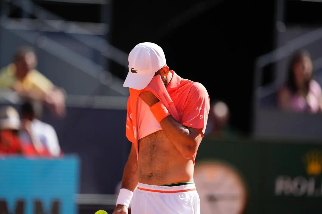 El tenista serbio Novak Djokovic se lamenta durante su partido. / EP