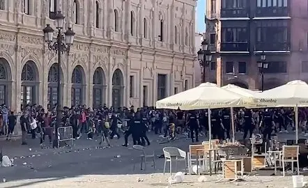 Varias personas durante el altercado en Sevilla. / X