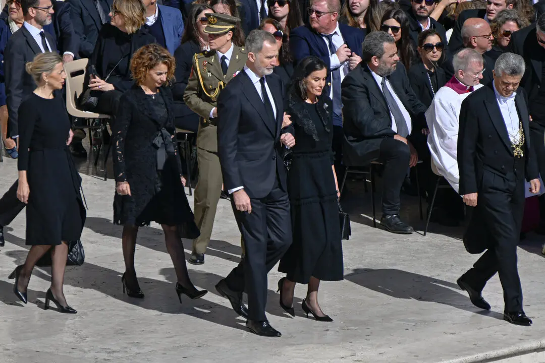 Do&ntilde;a Letizia cumpli&oacute; el estricto protocolo de luto con vestido negro, medias y mantilla. / EP