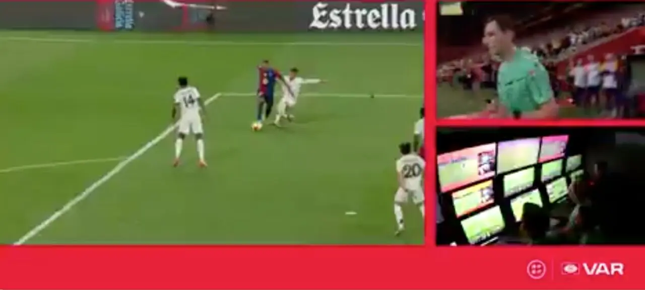 Momento en el que el VAR revisa la ca&iacute;da de Raphinha en el &aacute;rea antes de anular el penalti en la final de Copa del Rey.