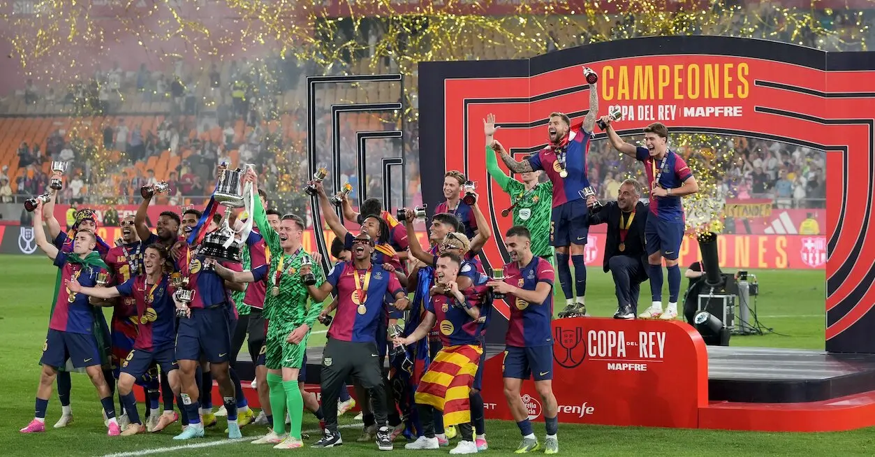 Los jugadores del FC Barcelona celebran la victoria con el trofeo durante la final de la Copa del Rey, disputada entre el FC Barcelona y el Real Madrid en el Estadio de La Cartuja el 26 de abril de 2025 en Sevilla, Espa&ntilde;a.

Fecha: 26/04/2025.

Firma: AFP7 / Europa Press