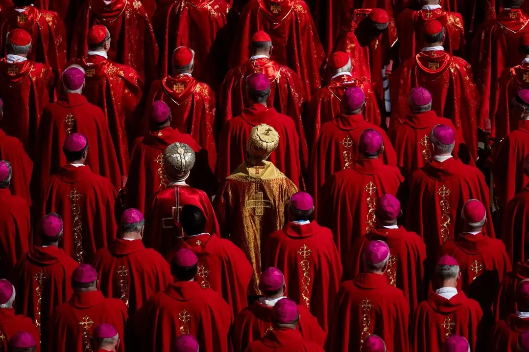 Religiosos durante el funeral del Papa, en la plaza de San Pedro, a 26 de abril de 2025, en Ciudad del Vaticano. El Papa Francisco I, fallecido el 21 de abril a los 88 a&ntilde;os, ha sido velado por unas 250.000 personas en la Bas&iacute;lica de San Pedro durante 3 d&iacute;as y hoy se celebra la misa funeral. Posteriormente, se efect&uacute;a el recorrido que acompa&ntilde;a al f&eacute;retro hasta la Bas&iacute;lica de Santa Mar&iacute;a la Mayor, donde ser&aacute; enterrado el Pont&iacute;fice.
Fecha: 26/04/2025. leer menos

Firma: Lorena Sop&ecirc;na / Europa Press
