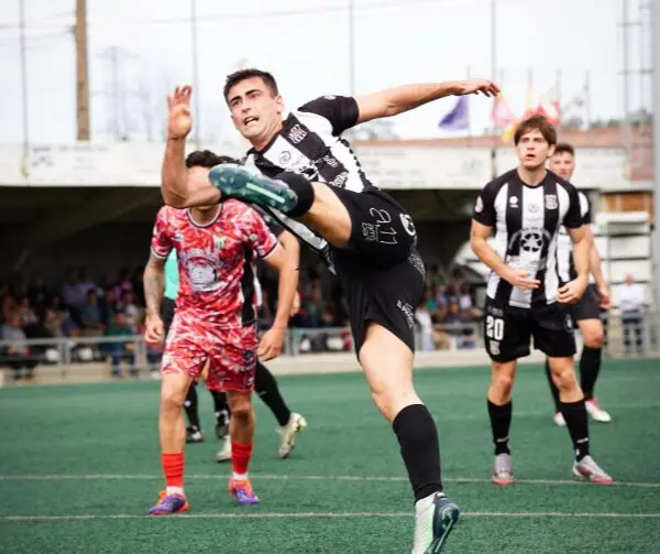 Una de las jugadas de un partido del Escobedo. / Escobedo