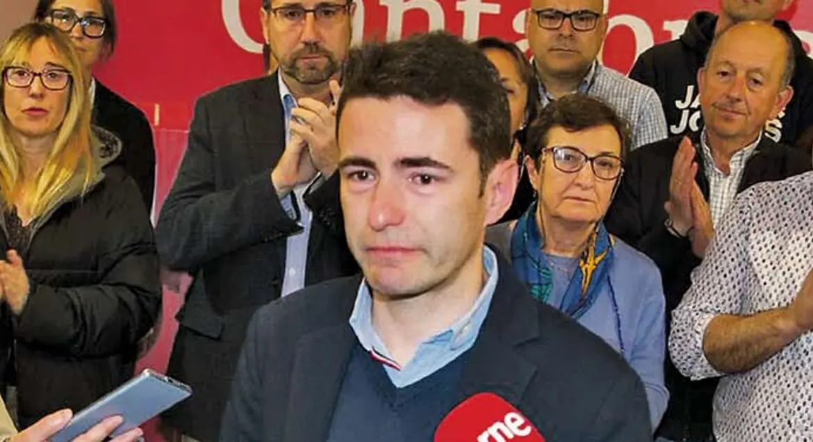 Pedro Casares, visiblemente emocionado, durante su comparecencia en la sede del PSOE de Cantabria tras denunciar el supuesto ataque con artefactos inflamables.