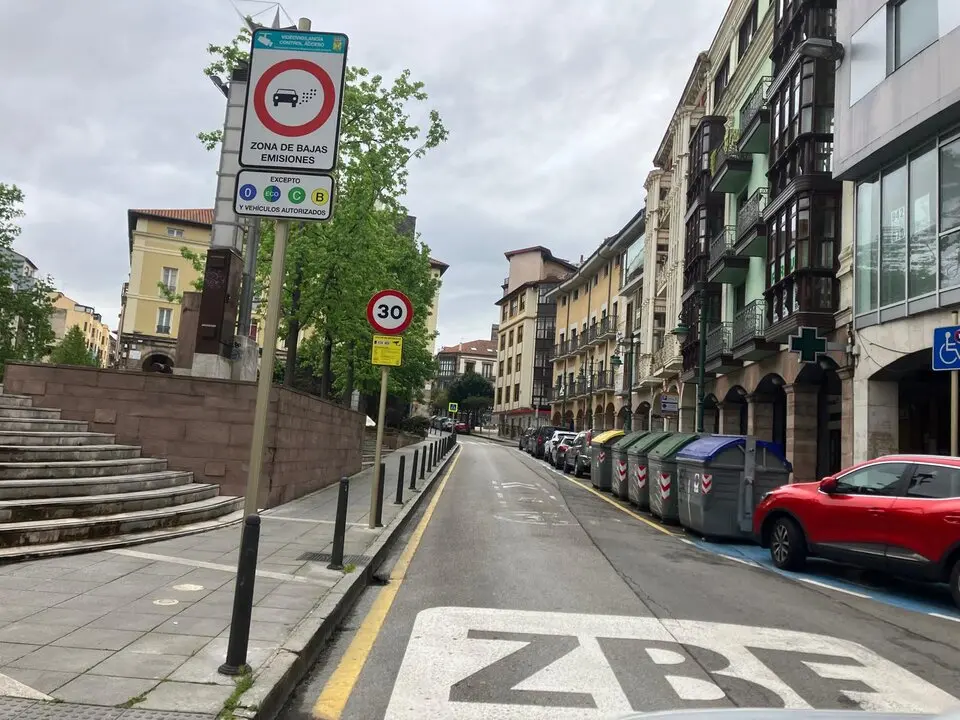 Calle de la Plaza Mayor con la se&ntilde;alizaci&oacute;n de ZBE pintada en el suelo. / S.D.