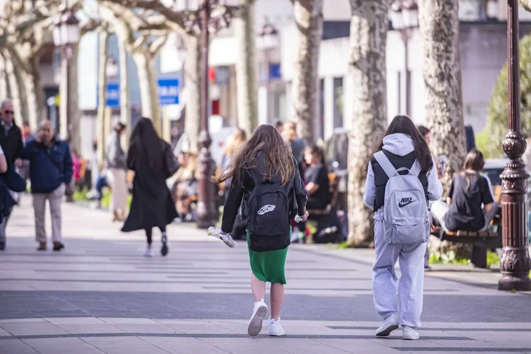 Varias personas caminando por la Avenida de Espa&ntilde;a. / A.E.