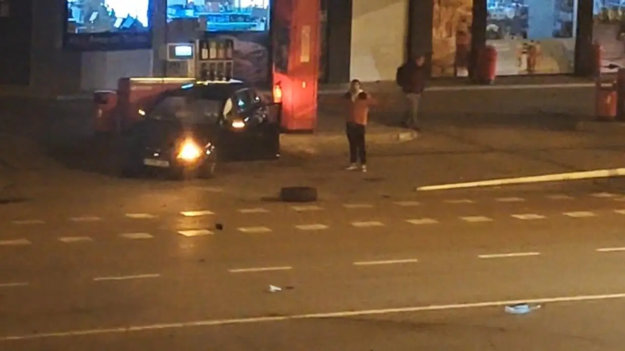 Coche del supuesto culpable del incidente, que se encara con otro ciudadano que se lo echa en cara. / A.E.