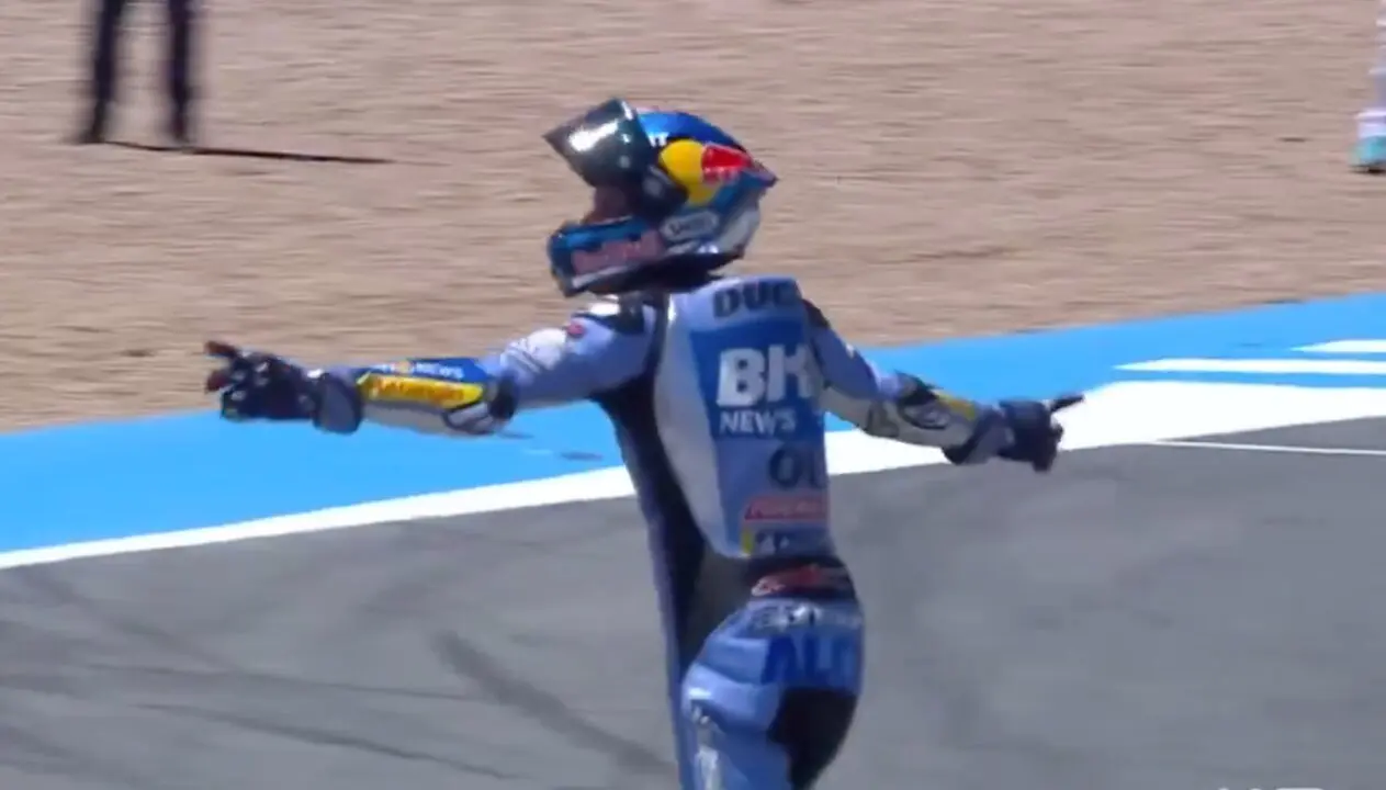 Alex M&aacute;rquez celebra su victoria en el GP de Jerez. / MotoGP
