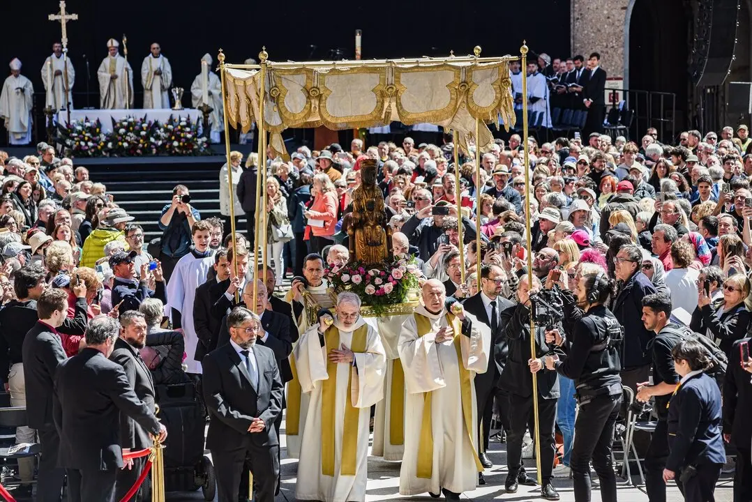 Procesi&oacute;n de la 'Moreneta' en la misa de Solemnidad de la Virgen de Montserrat, en el Monasterio de Montserrat. / Alberto Paredes