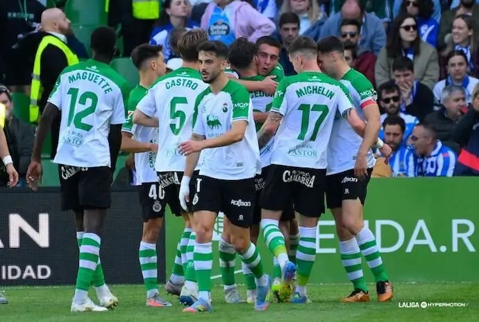 Los jugadores del Racing celebran un gol. / L.H