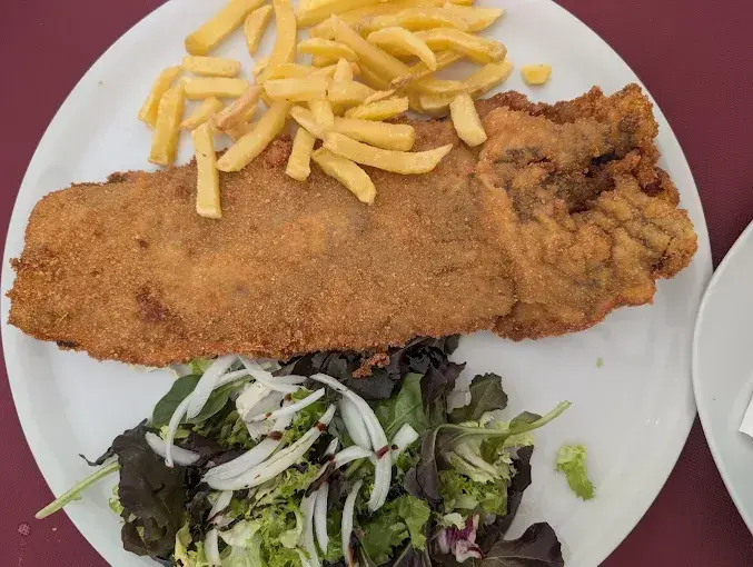 Un plato con cachopo que ofrece el restaurante. / A.E
