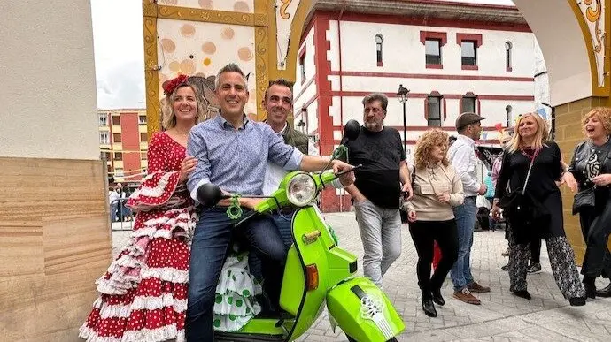 Zuloaga ex secretario general del PSOE, en la Feria de Abril de Ampuero localidad exgobernada por el PSOE.
