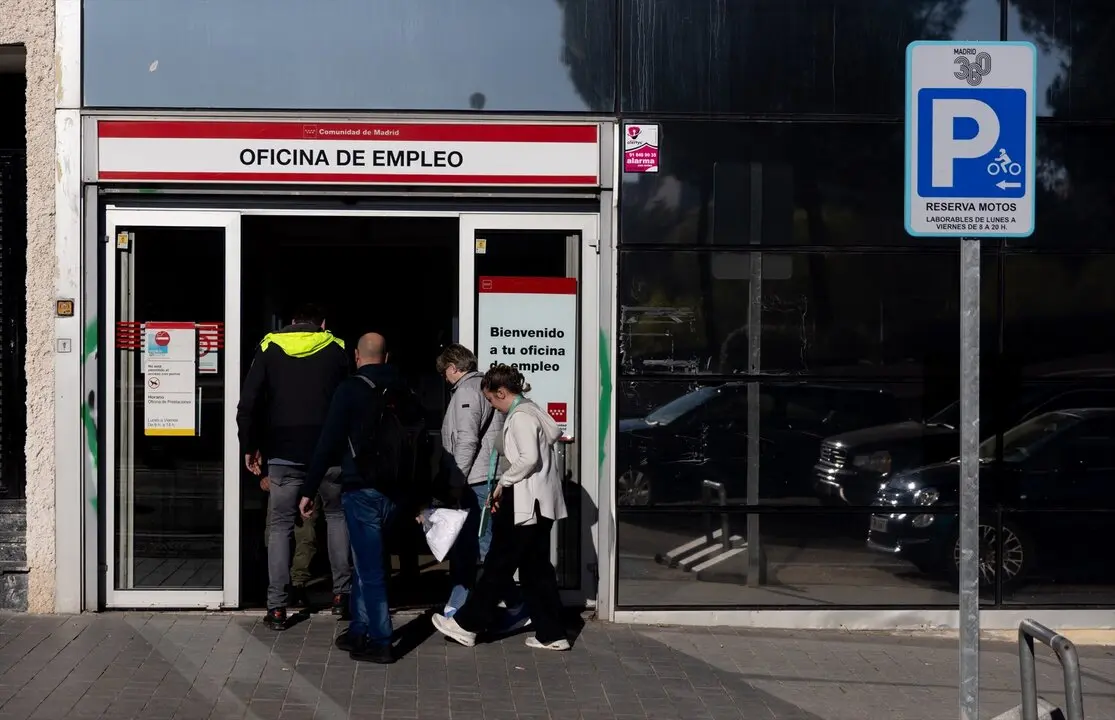 Varias personas entran a una oficina del SEPE. / Eduardo Parra