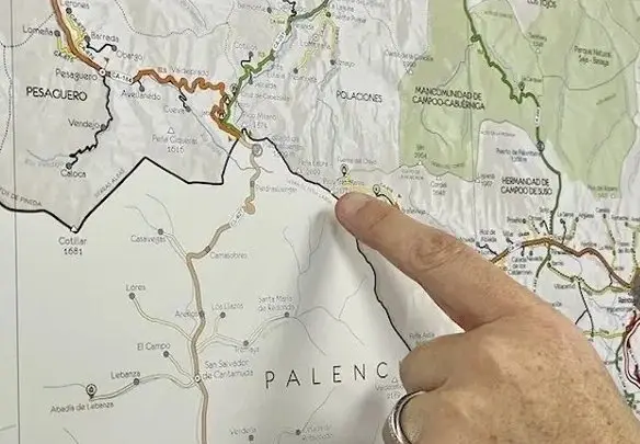 Una persona se&ntilde;ala en el mapa un punto de Cantabria. / A.E.