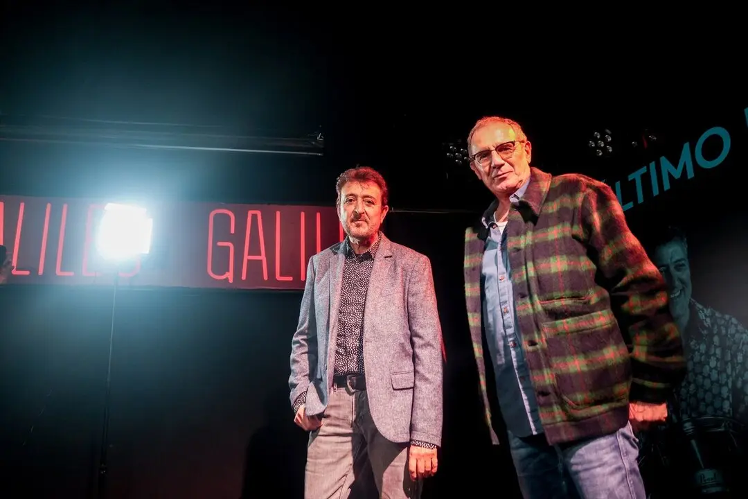 Los cantantes Manolo Garc&iacute;a (i) y Quimi Portet (d), del &lsquo;&Uacute;ltimo de la Fila&rsquo;, posan durante una rueda de prensa. / Ricardo Rubio