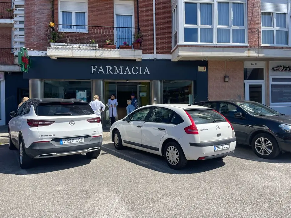 Personal de una farmacia atiende a los ciudadanos en la calle tras el apag&oacute;n el&eacute;ctrico que ha afectado a toda la Pen&iacute;nsula Ib&eacute;rica, este lunes en Cantabria.