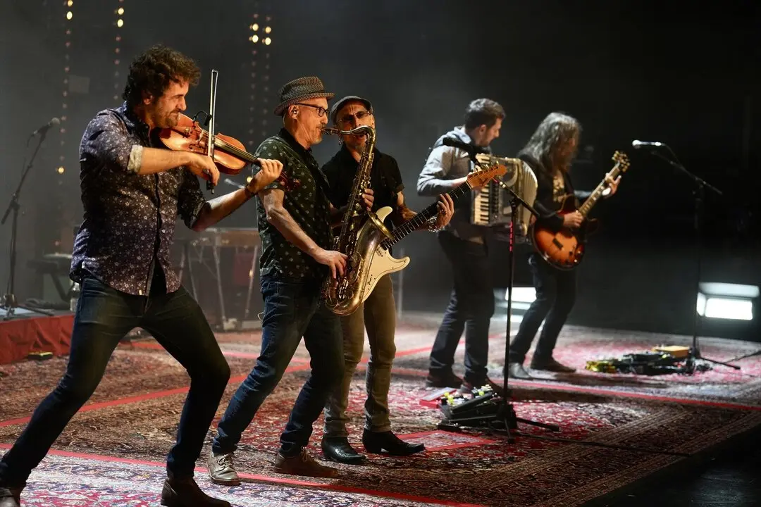 El grupo musical Fito y Fitipaldis durante un concierto. H. Bilbao / Archivo