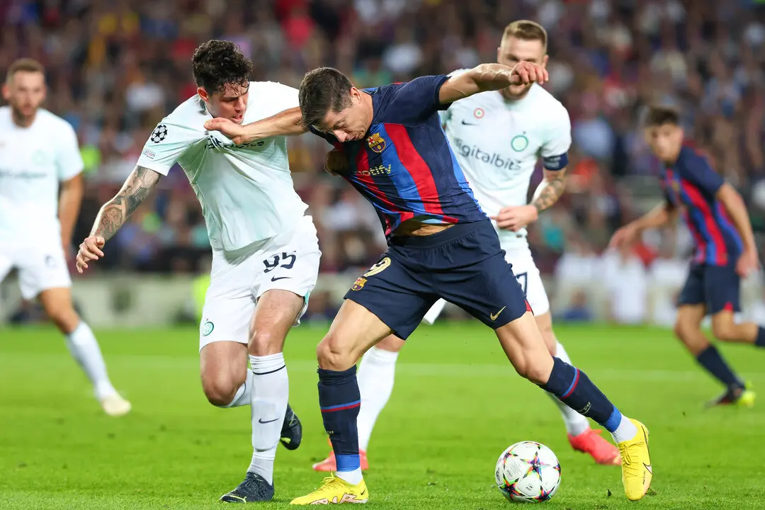 Lewandowski durante el partido de la UEFA Champions League entre el FC Barcelona y el Inter de Mil&aacute;n. / EP