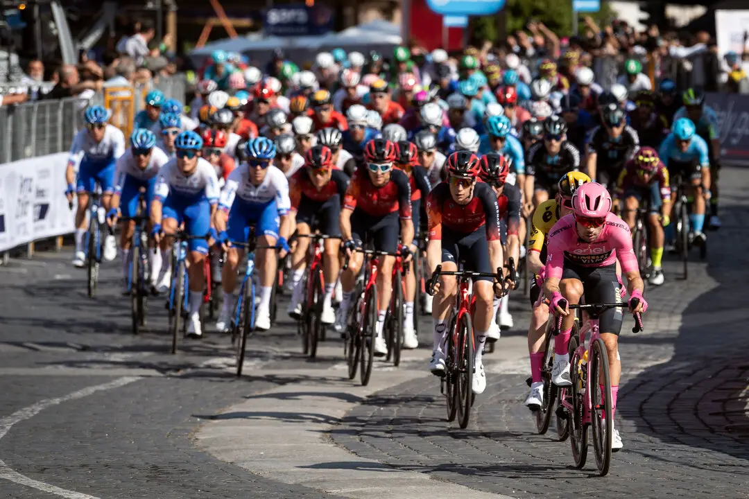 Varios ciclistas compiten en la 21.&ordf; y &uacute;ltima etapa del Giro de Italia en 2023. / EP