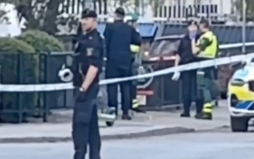 Varios polic&iacute;as en el lugar de los hechos. / X
