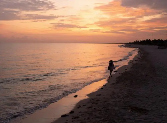 Una persona da un paseo por la playa. / A.E